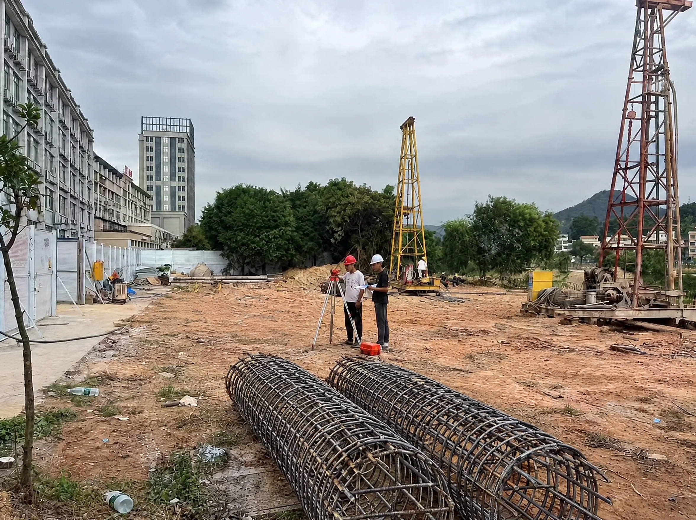 将图中的两个钢筋笼移动到一起，位置往前（靠近画面前景方向）移动… - 图片创意预览