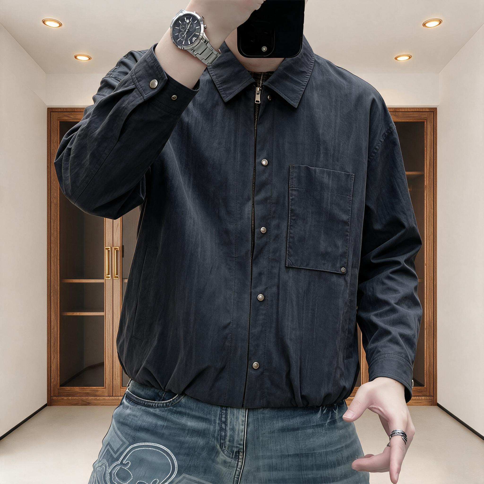 将第一张图中模特身上的白色短袖T恤，替换为第二张图中的深灰色翻… - 图片创意预览