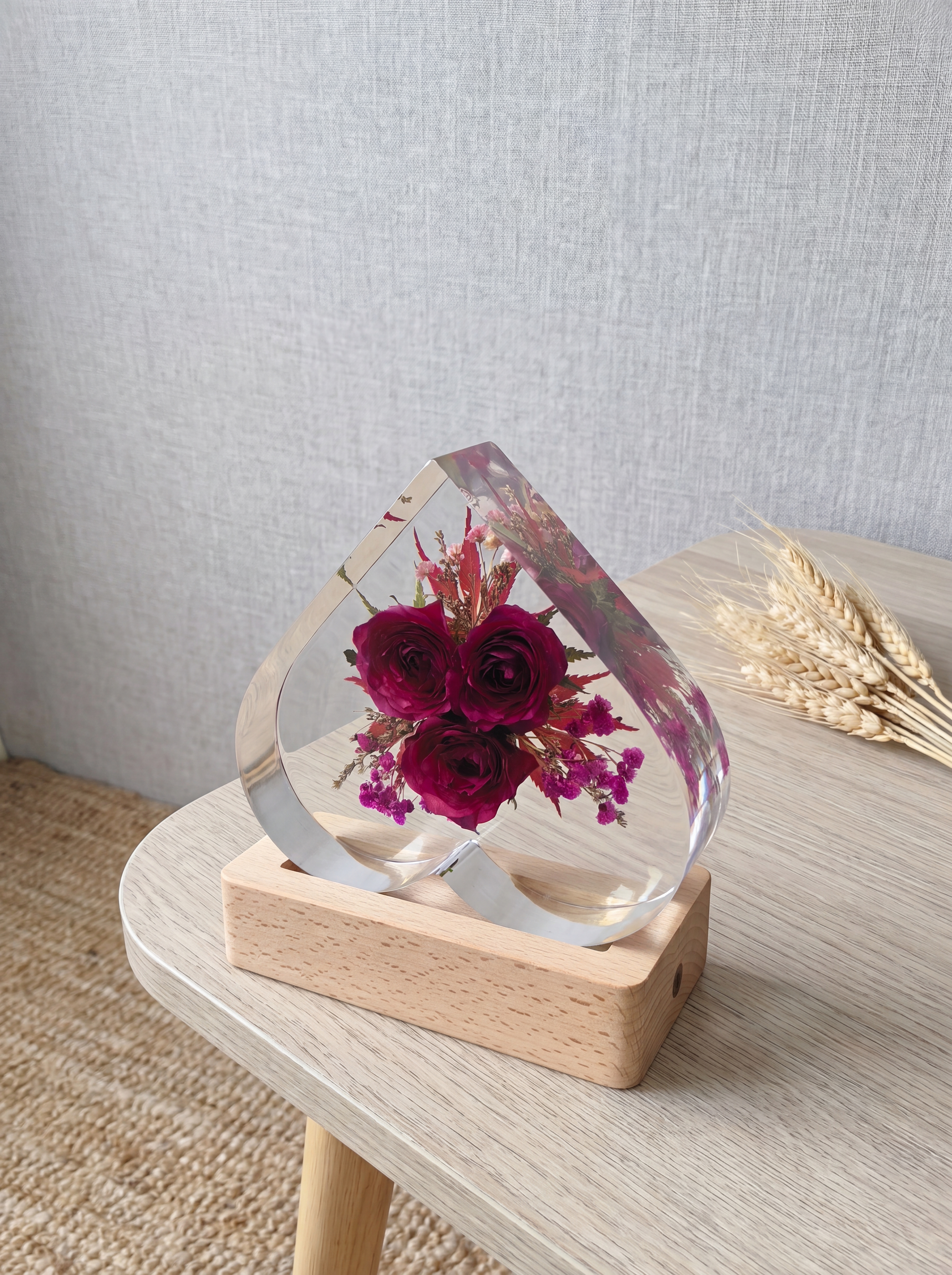 产品为心形树脂干花摆件，包含心形透明树脂块和原木底座，干花为三… - 图片创意预览