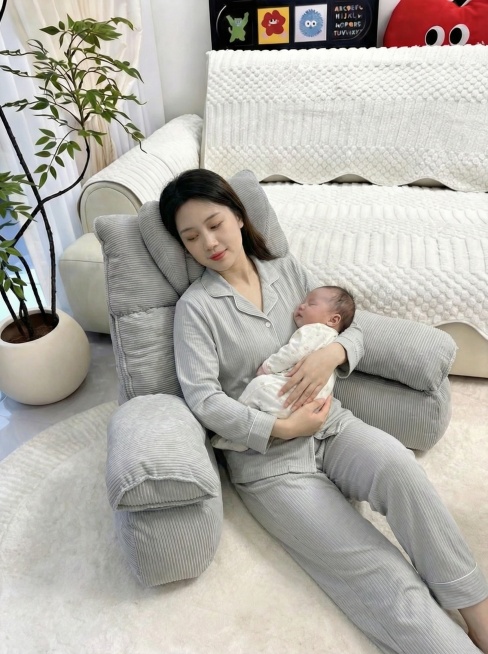 帮我生成几张图片，妈妈穿着睡衣靠着图片里的大靠枕，抱着婴儿。几张图片人物保持一致，衣服都要一样，其他不用改变预览效果