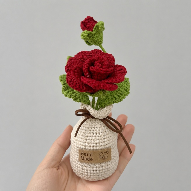 [Product 3 - Rose Potted] Size reference. Hand holding the crochet rose pot to show actual size. Lig预览效果