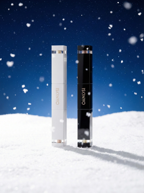 把图中红色区域替换白色雪地场景，蓝色区域替换深蓝色渐变星空，点缀白色雪花飘落效果，产品表面呈现细腻哑光与金属光泽质感，搭配白色雪地与深蓝背景，营造节日氛围，商业广告级布光，侧逆光突出产品轮廓，柔光箱补预览效果