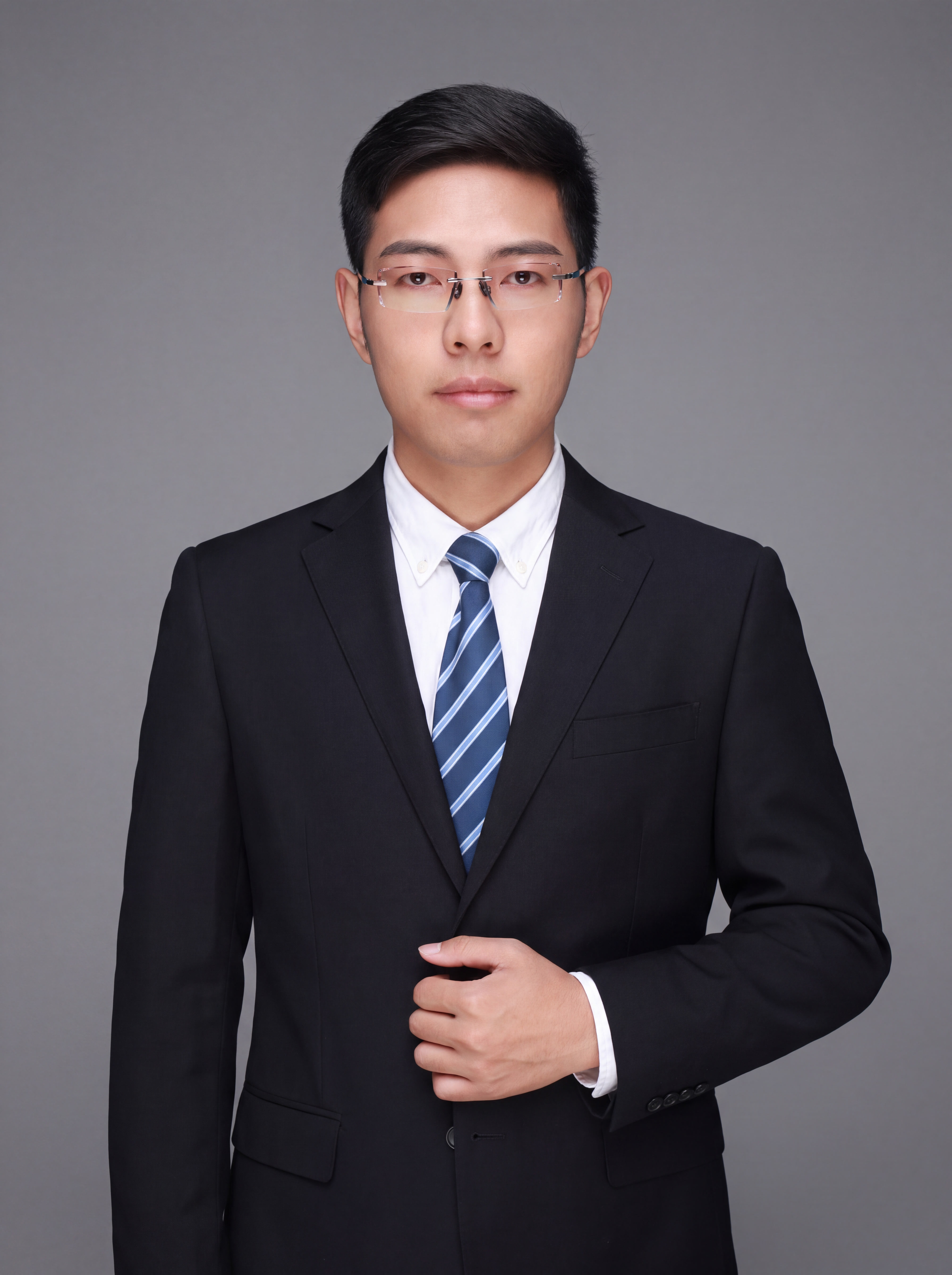 以参考照片为绝对核心，大幅提高面部相似度权重，最大程度保留人物… - 图片创意预览