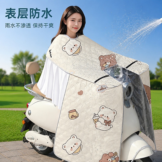 [主图-4] 防水性能测试场景展示。氛围风格：真实可信，效果直观。画质：高清商业摄影，效果清晰可见。元素：保持挡风被产品外观和小熊印花与原图完全一致，喷水测试产品表面，展示水珠滚落不沾水的防水效果，背景干净户外场景，更换模特头部，保持姿势不变。光影：自然户外光线，水珠高光清晰，效果直观。配色：保持产品原本浅米色，背景浅蓝绿色干净自然。视角构图：产品斜侧放置，防水测试区域占据视觉中心，效果清晰。文字版式：左侧标题大字「表层防水」，下方说明「雨水不渗透 保持干爽」，右侧展示水珠效果，文字不遮挡测试区域，清晰可读。比例分辨率：1:1比例，2048*2048px分辨率，超高清。负向提示词：变形，文字错乱，效果不清晰，遮挡主体，水印。