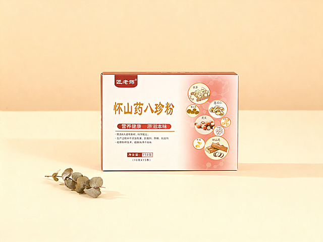 怀山药八珍粉纸质包装盒，白红棕配色，保持物理结构绝对不变，保持包装盒上原有文字和Logo原样，严禁包装扭曲变形
主体放在浅奶油色纯色背景台面上，极简莫兰迪风格，仅保留淡阴影
暖调柔漫射光影，整体低饱和度偏暖色调，画面干净极简
仅点缀一小支干枯尤加利叶，凸显产品高级质感
极简棚拍风格养生产品摄影，4K分辨率，干净通透，高级温馨，严格锁定宽高比为16:12