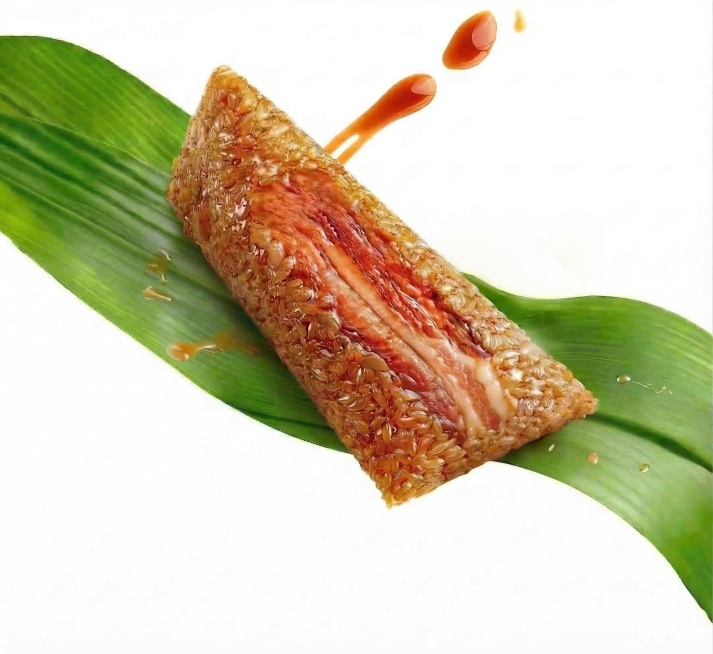 去掉粽子上的咸蛋黄，将五花肉的面积放大，填充原来蛋黄占据的位置，让五花肉纹理自然衔接，糯米和整体质感保持不变，粽叶酱汁布局不变，画面自然无违和感预览效果