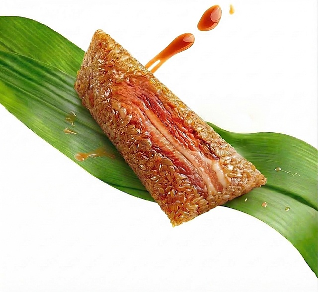 去掉粽子上的咸蛋黄，将五花肉的面积放大，填充原来蛋黄占据的位置，让五花肉纹理自然衔接，糯米和整体质感保持不变，粽叶酱汁布局不变，画面自然无违和感