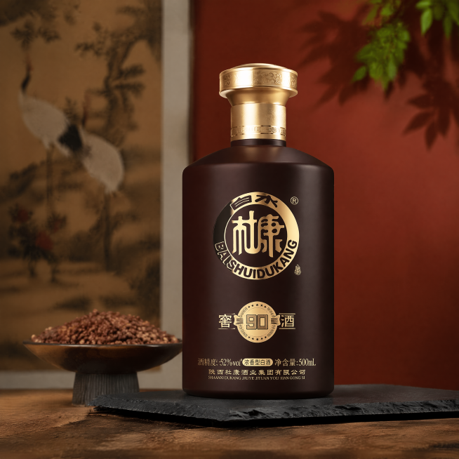 白水杜康窖90棕色瓶白酒，严格100%还原上传商品图的产品外形、包装、LOGO、印刷文字、净含量，完整保留原图中的瓶型、轮廓、结构、比例、瓶盖、标签版式、品牌logo、口味文字、容量信息、材质质感、棕预览效果