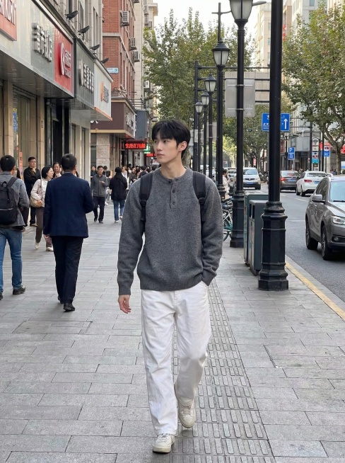 给人物换个动作，背景变成街景预览效果