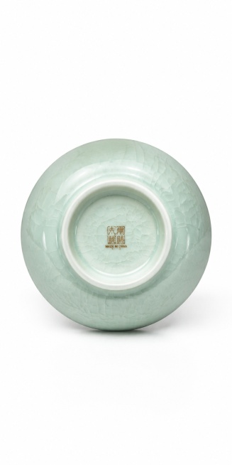 [主图-3] 玉青瓷茶具底部图。
[氛围风格] 简洁干净，突出产品本身。
[画质] 商业摄影质感、光线柔和通透、产品清晰真实、画面干净高级。
[元素] 玉青瓷茶具倒置展示底部，呈现完整底足造型和底部釉预览效果