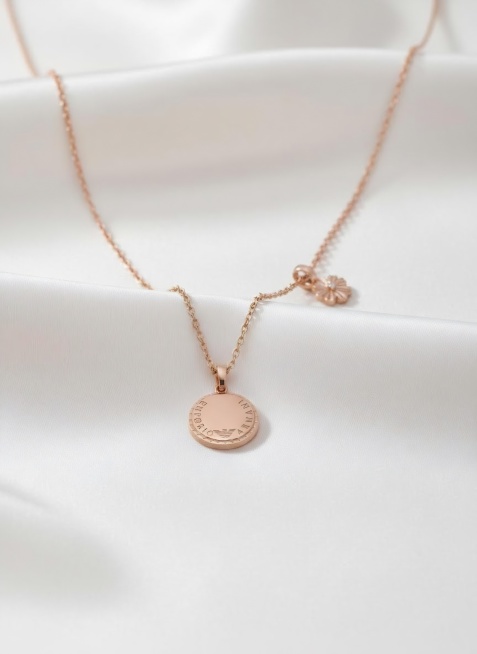 浅米色模糊的的丝绸做空间感的背景，珍珠般的光泽感，项链放在丝绸上，光线柔和，有空间感，背景的丝绸做模糊处理预览效果