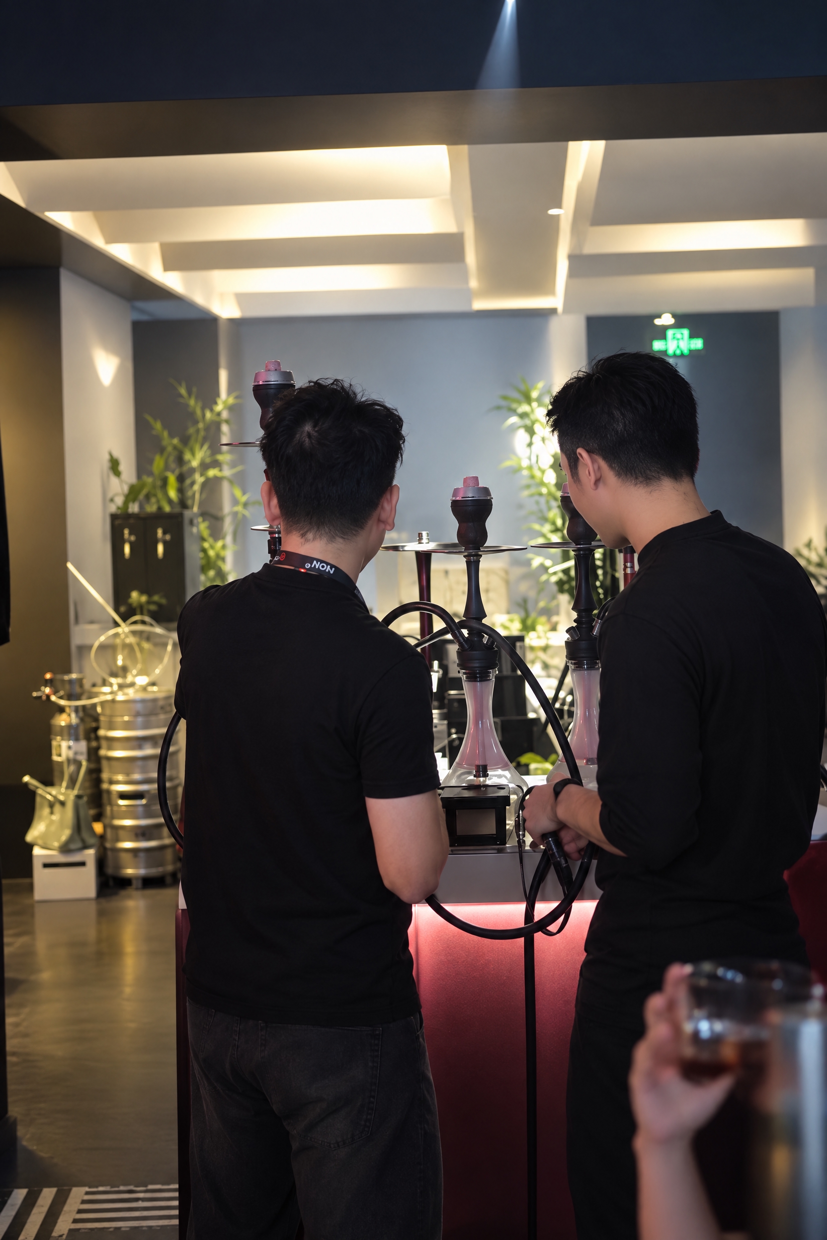 提升整体画质，去除噪点，增强精修质感，保留真实自然的写实质感，… - 图片创意预览