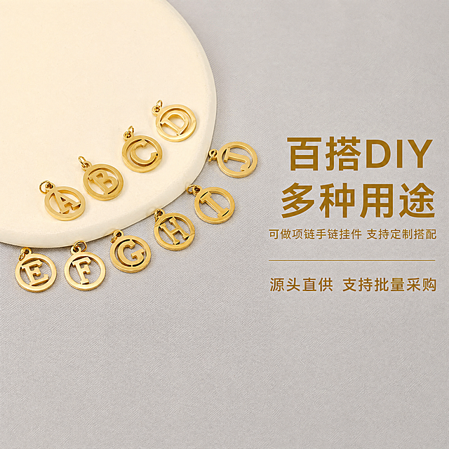 [主图-5] 产品用途与服务展示，保持整体风格统一浅灰背景，左侧展示吊坠产品，右侧分两行添加卖点文案：第一行大字加粗"百搭DIY 多种用途"，第二行小字"可做项链手链挂件 支持定制搭配"，下方添加服务短句"源头直供 支持批量采购"，文字颜色为深金色，和产品金色呼应，和浅灰背景形成清晰对比，不遮挡主体，整体版式简约高级，符合1688平台B端源头质感。保持产品外观和原图一致，1:1构图，4k分辨率，清晰真实。负向提示词：变形，水印，文字错乱，产品图模糊，背景杂乱。
