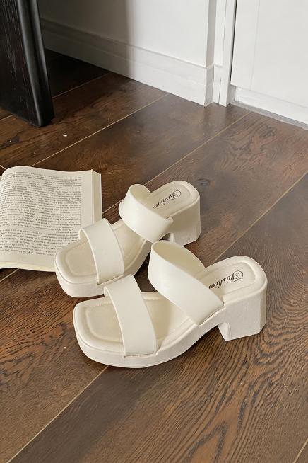 保持原图内容、构图和鞋子样式不变，只调整图片比例预览效果