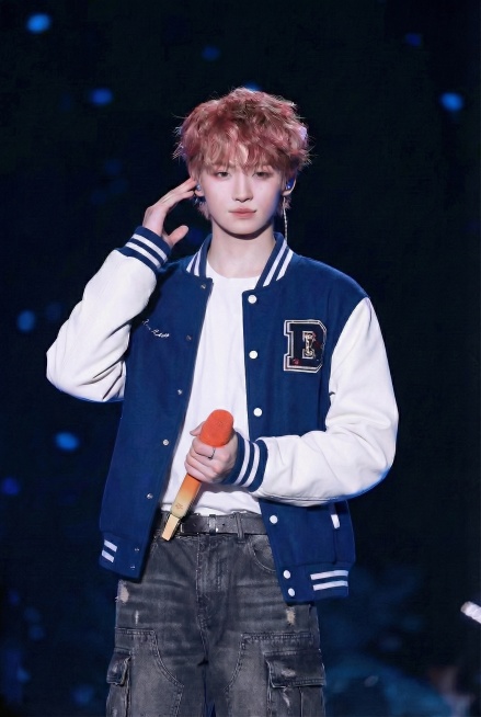 内搭换成白色短袖，其他保持不变预览效果