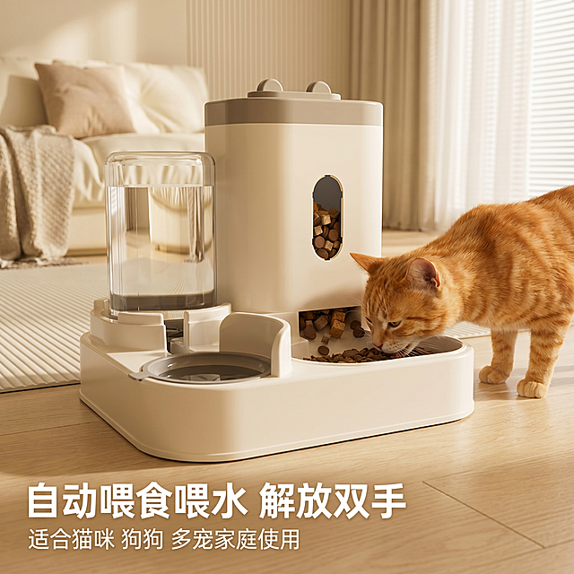 [主图 5] 宠物自动喂食器场景使用展示。[氛围风格] 温馨生活感，和新套图风格光影统一。[画质] 商业摄影质感、光线柔和通透、产品清晰真实、画面干净高级。[元素] 本款米白色喂食器放置在客厅地面，一只橘猫正在进食喝水，真实使用场景，产品依然清晰突出，猫咪作为搭配不遮挡产品主体。保持产品外观颜色和原图一致。产品占比约60%。画面满屏无边框。[光影] 自然温馨室内光线，柔和通透，和整体风格统一。[配色] 延续米白浅灰暖调配色。[文字版式] 左下角标题「自动喂食喂水 解放双手」，底部补充「适合猫咪 狗狗 多宠家庭使用」，文字简洁不遮挡主体。[比例分辨率] 1:1比例，2k分辨率，文字清晰。[负向提示词] 变形，水印，文字错乱，产品模糊，遮挡产品，背景杂乱。