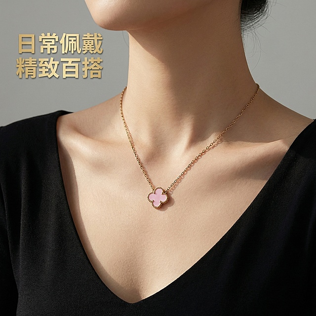 [主图 4 佩戴场景] 粉色四叶草项链佩戴场景展示主图，亚洲女性模特精致颈部佩戴展示，模特穿着简约黑色低领衣服，背景为纯色浅灰，风格简约高奢，自然柔和光影。主标题 "日常佩戴 精致百搭" 位于左上角金色粗体，展示项链佩戴后的整体效果，自然有氛围感，保持整体风格统一。