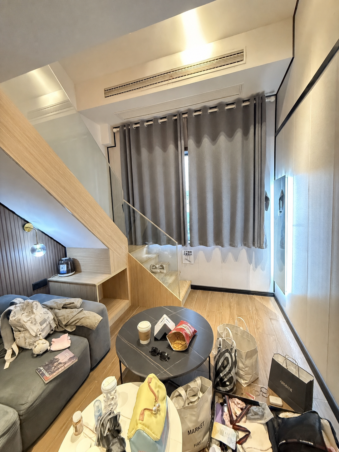 保持房间原有布局、家具、灯光和整体风格完全不变，添加自然的生活… - 图片创意预览
