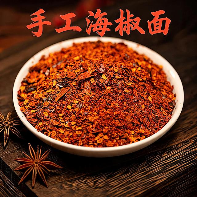 海椒面蘸料产品特写，粗研磨辣椒颗粒，香辣红油色泽，暖棕美食氛围，电商淘宝主图，标题文字"手工海椒面"