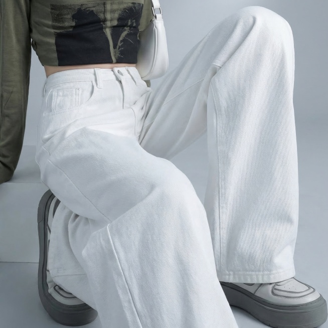 保持和参考图一致的白色阔腿牛仔裤、面料质感、穿搭风格，近景特写展示牛仔裤裤型与面料细节，冷调高级光，大牌质感，专业电商服装摄影，8K，超清高清细节，质感高级，厚重挺括，不显单薄，1:1正方形构图预览效果