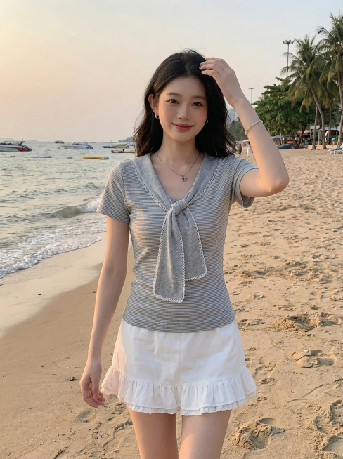 保持模特本身和衣着不变，改变模特侧面姿势，更换手势和体态，模特侧身自然走动，一只手轻撩头发，表情自然放松，将背景更换为泰国芭提雅海边户外场景，自然真实风格，背景不改变模特衣着和人物本身，保留产品所有细预览效果
