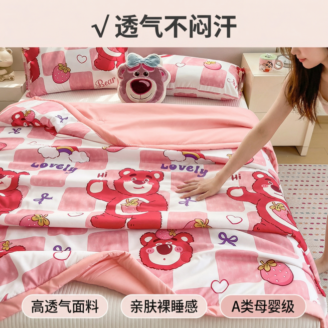 [主图 2] 夏凉被透气不闷汗功能体验展示
[氛围/风格] 甜美真实，温馨舒适，保持和主图1一致的卧室场景和光源方向
[画面元素] 商业摄影质感、光线柔和通透、产品清晰真实、画面干净高级。保留原产品粉预览效果