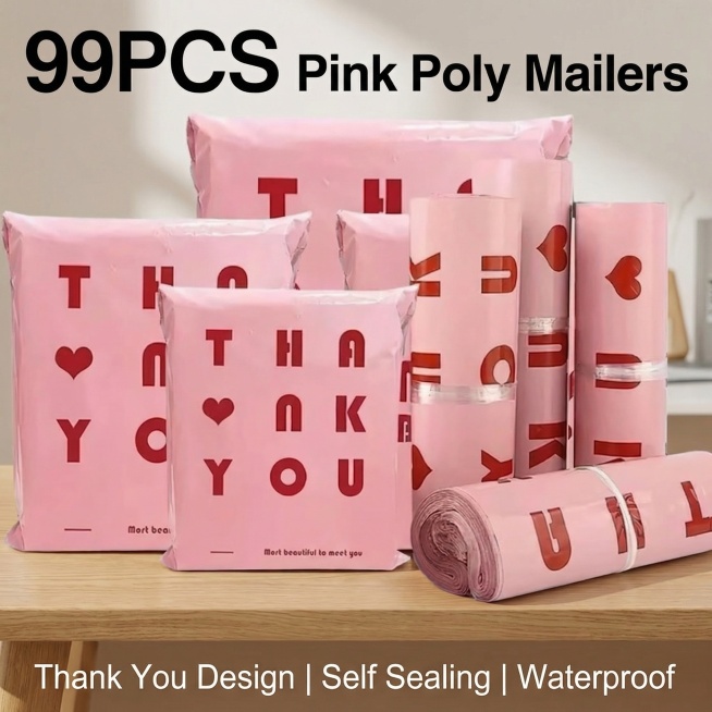 [主图] 粉色THANK YOU快递袋场景主图，保持产品外观和原图100%一致，展示折叠好和卷装的粉色快递袋合集，放置在简约现代温馨的桌面场景，浅木色桌面背景，光影自然柔和，主标题 "99PCS Pi预览效果