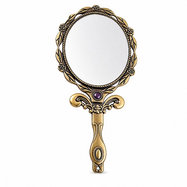 [主图-1] 商品名称「Vintage Bronze Handheld Makeup Mirror — Ornate Crystal Accented Round Vanity Mirror with Folding Handle for Daily Beauty and Gifting」。本张唯一任务：亚马逊合规纯白底商品识别首图，只呈现商品本体，不承担任何卖点表达。
[统一基调] 复古华丽的个护影棚视觉：纯净白背景，古铜金色产品配深棕标题（#4A3722）、暖灰褐辅助文字（#7A6A58）与古铜金强调（#B08B52）；单一几何无衬线粗体，仅以字号层级区分；卡片 16px 圆角暖白卡 + 1px 浅金描边，图标统一 2px 线性描边；左上柔光、右侧暖金反光，铜质浮雕高光细腻，右下自然接触阴影。
[画面] 画面中只出现一面复古古铜色手持化妆镜，手柄完全展开朝下、镜面正对镜头，位置居中，占画面高度约 88%：圆形镜框上环绕玫瑰与叶纹浮雕，框体上下有对称花朵与叶片装饰，镜框与手柄连接处镶一颗深紫色宝石，手柄端头为水滴状浮雕与透明水晶点缀；镜面为圆形清澈玻璃，只映出柔和均匀的浅白光影；不出现第二件产品、纸卡、包装、首饰等任何道具。
[光影质感] 影棚柔光，左上方主光，古铜金属浮雕出现细腻高光与深浅层次，镜面清透不发白，底部仅保留极淡自然接触阴影，产品不悬浮。
[配色] 背景纯白；产品保持古铜金色与深紫色宝石的真实颜色与浮雕质感，不出现色偏或塑料感。
[文字版式] 本张为纯白底合规首图，画面内不得出现任何文字、数字、图标、边框、水印与平台 Logo。
[输出要求] 1:1 正方形；产品轮廓与浮雕结构准确、镜面不出人物、房间或文字倒影；负向：任何文字或数字、水印、Logo、道具、多余物件、变形、穿模、悬浮、错误透视、模糊噪点、颜色偏差、人体部位与手指。