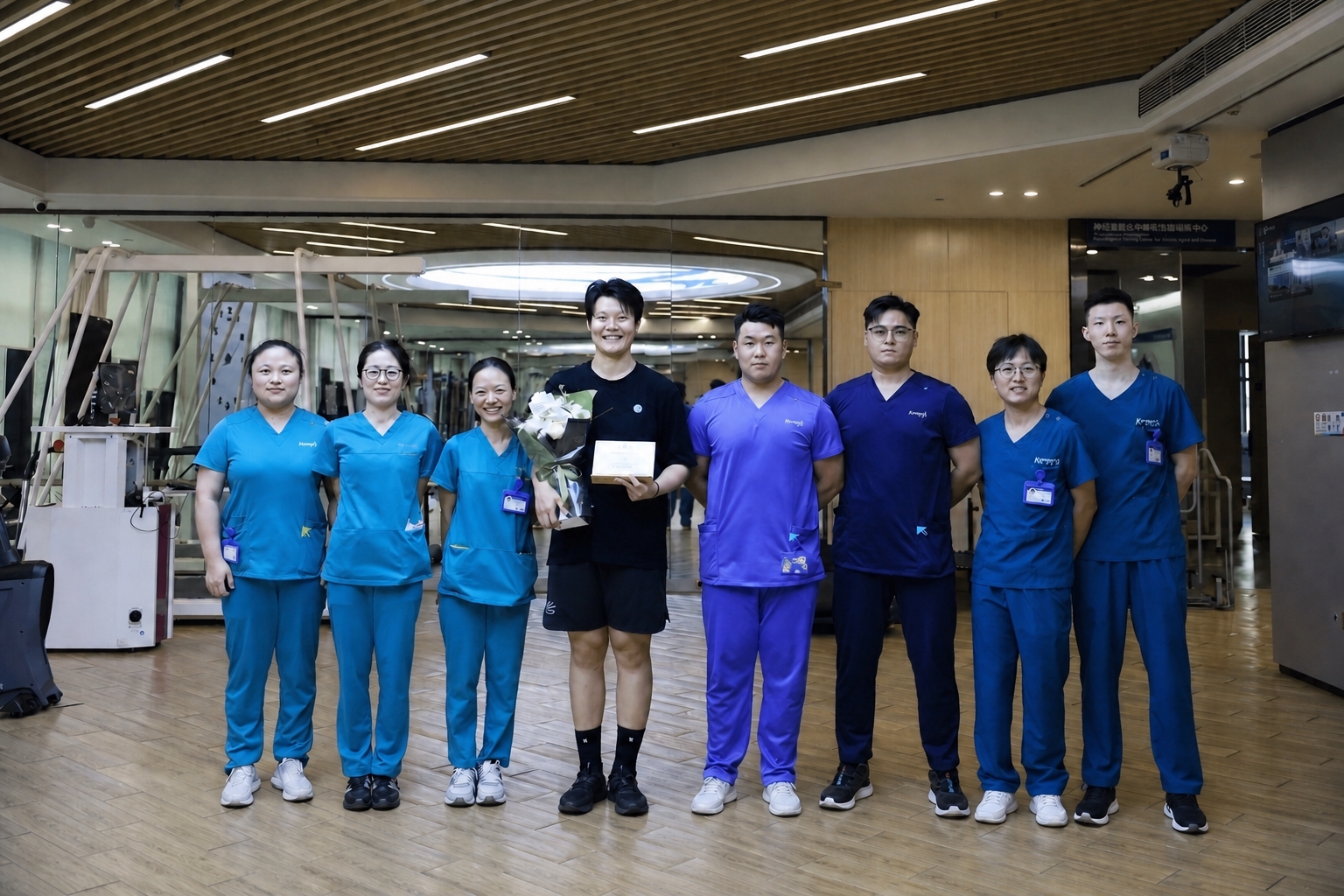 这是一张8人合影照片，画面底部最右侧两位人物的脚部被截断缺失。… - 图片创意预览