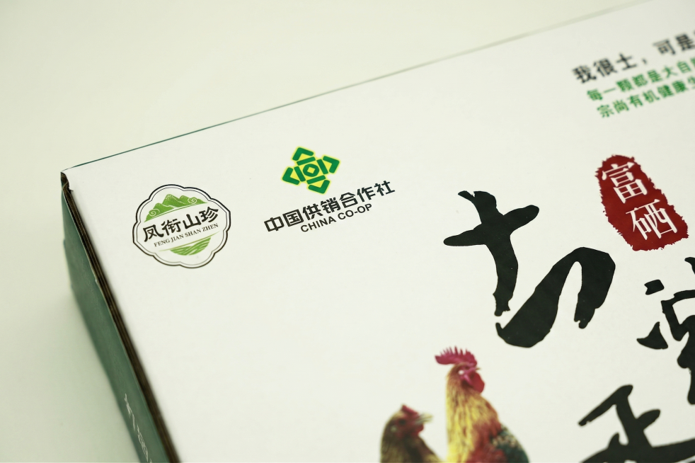 电商详情图，特写展示凤衔山珍品牌logo和中国供销合作社标识，干净背景，突出品牌元素，设计大气简洁，适合作为品牌介绍图放在电商详情页预览效果
