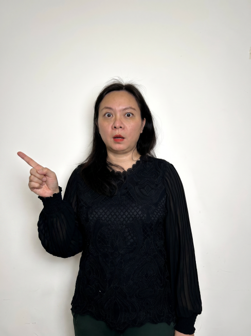 修改图片，让人物呈现惊讶表情，左手向左边方向指，保持人物、服装、背景不变预览效果
