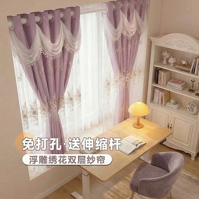 保留浅紫色浮雕绣花双层纱帘的面料、花纹、白色蕾丝帘头完全不变，保留文字「免打孔·送伸缩杆」「浮雕绣花双层纱帘」，切换为轻法式雅致书房场景，背景是白色雕花书柜、原木升降书桌、紫灰丝绒椅，俯视角度，暖黄台灯光线，窗帘和文字完整呈现