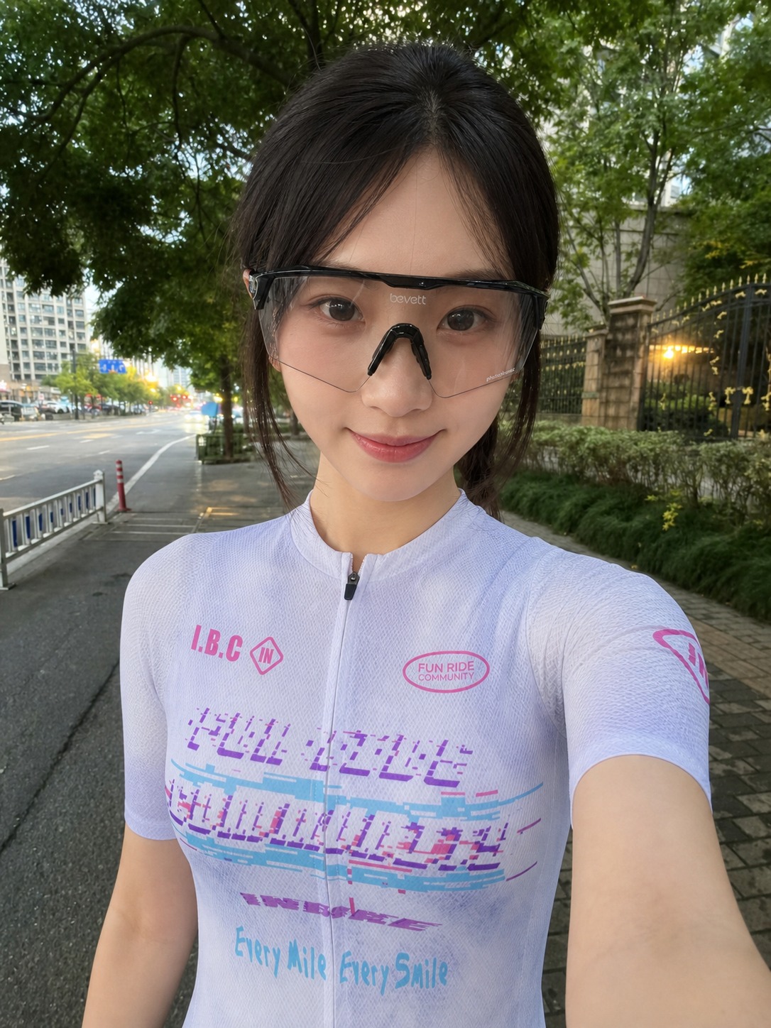 一位漂亮的中国年轻女生，五官精致，化着干净精致的妆容，哑光底妆… - 图片创意预览