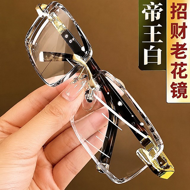 参考图中保持棕色背景保持不变，文字内容"帝王白 招财老花镜"排版和位置完全不变，将原商品图片替换成图1的老花镜产品，保留老花镜的外观、材质、颜色和结构细节不变，同时保留参考图中带精致美甲的手部细节，将原产品图的手部替换为带美甲的手，整体保持拼多多爆款主图风格，大字清晰直白，产品主体占比60%-80%，商业摄影质感，光线通透，产品清晰真实，1:1比例，文字清晰可辨，超高清分辨率，严禁文字错乱、产品变形。
