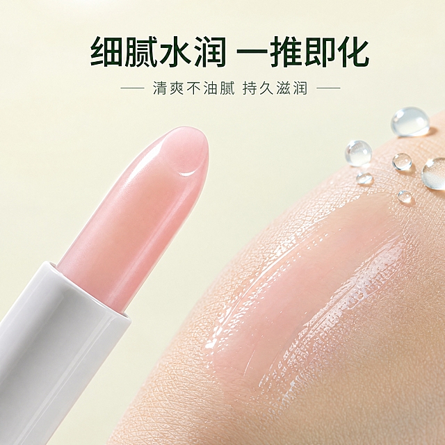 [主图-3] 质地与肤感展示，微距特写润唇膏膏体质地和涂抹效果，突出细腻水润、易推开的特点。
[统一基调] 清新自然水润风格，背景主色为薄荷浅绿色渐变，标题字色为深绿色，辅助字色为灰绿色，强调色为柠檬黄和淡粉色，字体为干净的非衬线体，字号层级分明，卡片样式为圆角半透明白色底，整体通透清爽。
[画面] 画面左侧展示一支旋出淡粉色膏体的润唇膏，膏体呈圆润的锥形，表面光滑细腻有光泽。画面右侧展示在手背皮肤上涂抹开的润唇膏质地，呈现水润透亮的薄膜感，能看到皮肤纹理被滋润后的光泽。旁边有几滴晶莹的水滴元素点缀，强化水润感。背景为纯净的浅米色渐变，突出质地的细腻感。产品和涂抹区域占画面约70%。
[光影质感] 微距摄影质感，光线柔和均匀，膏体表面有细腻的高光反射，涂抹区域呈现水润通透的光泽感，能清晰看到质地的细腻程度，整体质感高级真实。
[配色] 背景浅米色渐变，膏体淡粉色，皮肤自然肤色，水滴透明带蓝光，标题深绿色，整体干净通透。
[文字版式] 画面上方居中放置主标题"细腻水润 一推即化"，主标题下方小字辅助文案"清爽不油腻 持久滋润"。文字放在画面顶部负空间，字号层级分明，不遮挡主体展示区域。
[输出要求] 比例1:1，文字清晰可读，质地展示清晰，无变形，无错字，无模糊，无杂乱元素，无水印，无平台Logo。