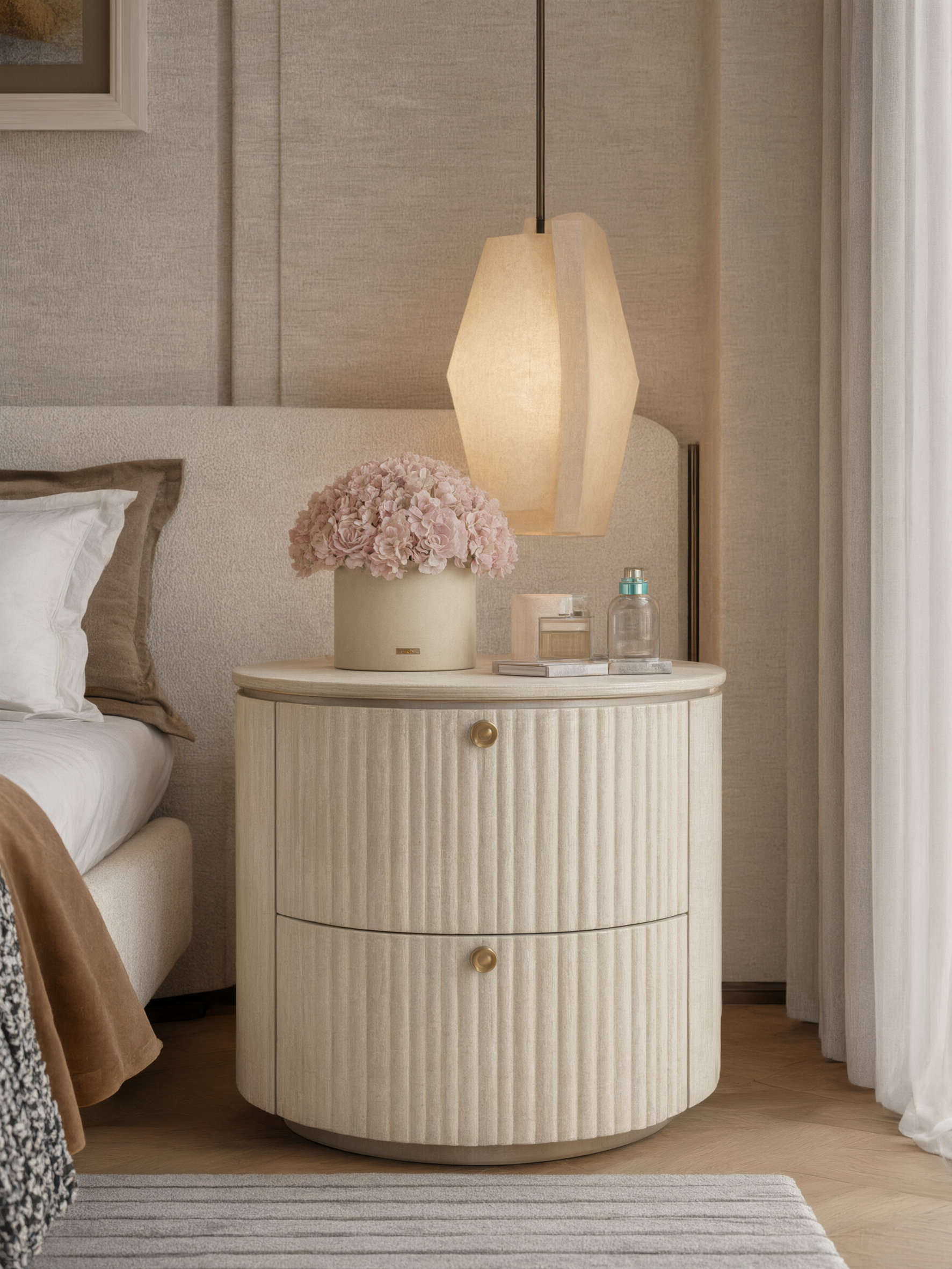 以图中的米白色竖纹圆形双抽床头柜为主体，保持产品的款式、材质、… - 图片创意预览