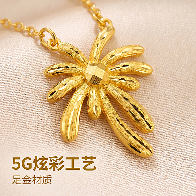 [主图 2] 足金烟花项链核心工艺细节展示主图。[氛围风格] 精致轻奢专业珠宝质感；[画质] 微距商业摄影质感，细节清晰锐利，画面干净通透。[元素] 保持烟花造型吊坠足金材质、外形结构、颜色纹理与输入产品图完全一致，针对烟花绽放造型做微距特写，展示5G炫彩工艺的黄金纹理和切面细节，每个烟花枝桠的拉丝纹理都清晰呈现。浅香槟金细绒背景，产品主体占比约70%，满屏无边框。[光影] 柔光箱柔光均匀打亮吊坠，侧光突出纹理起伏，窄轮廓光强化黄金边缘，高光清晰体现炫彩工艺，金属光泽自然通透。[配色] 浅香槟背景，主产品亮金色，统一轻奢暖调。[视角构图] 微距平视特写，焦点落在吊坠纹理上，景深较浅突出细节。[文字版式] 左下负空间标注，大字“5G炫彩工艺”，小字“足金材质”，深金色字体，背景浅不遮挡产品，清晰易读。[比例分辨率] 1:1 比例，2k 分辨率，超高清文字清晰。[负向提示词] 变形，水印，文字错乱，产品模糊，背景杂乱，纹理失真