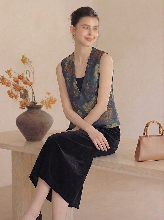 移除马甲上的口袋，保持人物、姿势、场景、深蓝色底彩色花卉提花马甲其他部分都不变，修改后自然真实，保持原有光影风格