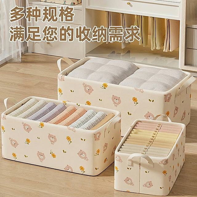 将第一张图里“浅米色底+粉色小熊+黄色花朵”的花纹，完整覆盖到这张图中所有收纳箱的外表面（包括大、中、小三个规格的收纳箱），同时保留这张图的“多种规格 满足您的收纳需求”文字、收纳箱的尺寸层级、收纳箱内部物品（卷放的衣物、折叠的布料）及背景环境（衣柜+木地板），确保花纹均匀分布，让小熊和花朵避开把手区域，保持整体风格统一。