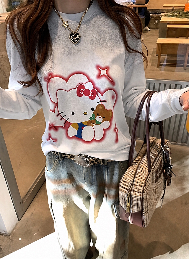 将图5的Hello Kitty白灰渐变宽松长袖T恤穿到图3模特身上，衣服版型为宽松版型，衣服的花色、图案、纹理、面料严格复刻参考服装，真实人像摄影，自然光，皮肤质感真实，高清，写实，柔和环境光影，衣服贴合身体，服装褶皱自然，无水印，无文字，无logo，无畸形肢体，画面干净，不要改变人物长相，保持原图的背景、姿势、配饰和整体构图不变