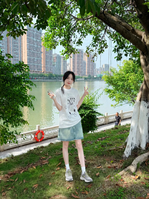 把图中模特脚上的白色鞋子换成图2、图4中的灰色网面运动鞋，保留MP黄色logo和黄灰色鞋带细节，鞋子材质细节准确，保持原场景的光线和自然氛围，整体画质8K超高清预览效果
