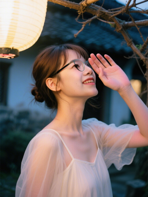 场景创意：夏夜庭院 · 他忽然从背后蒙住她眼睛，耳边轻语“猜猜我带了什么”的瞬间
镜头定格在一张年轻女子的面部特写上，框定自发际线至锁骨上方。她站在老宅小院的藤架下，穿一件柔月白细纱罩衫，肩带因微仰动预览效果