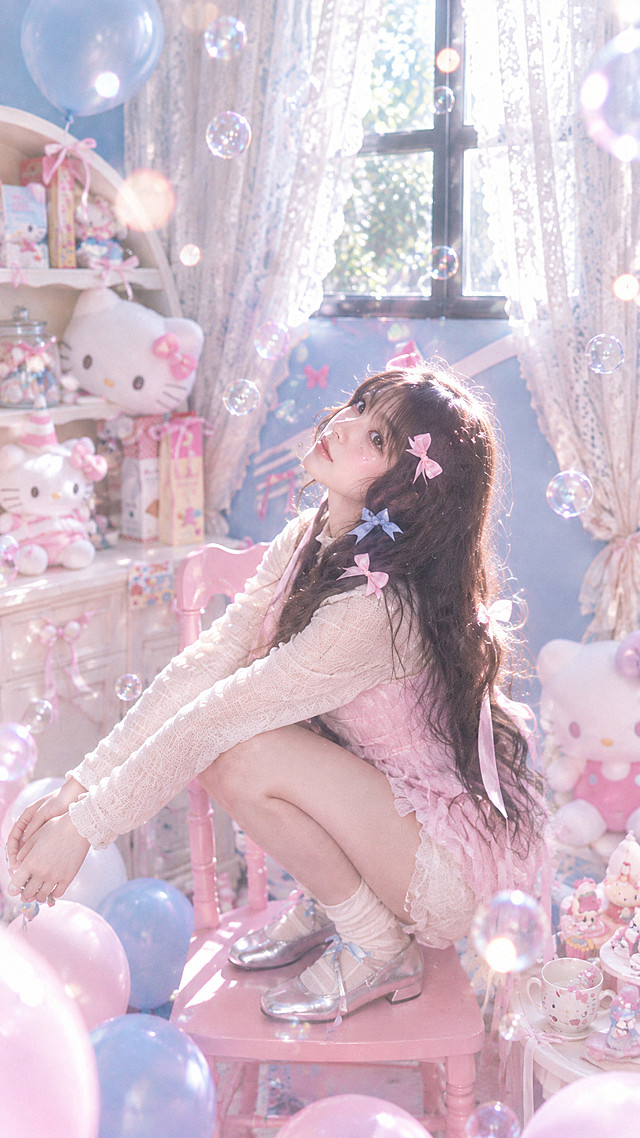 胶片真人写真，写实人像摄影，真实真人质感，拒绝二次元漫画感。少女拥有和第一张参考图完全一模一样的面部五官、妆容、长卷发、粉蓝色蝴蝶结丝带，身体姿势完全复刻第二张参考图：蹲坐在粉色椅子上，身体前倾，头部向后仰，双腿弯曲，身穿粉色蕾丝裙套装，银色小皮鞋白色堆堆袜。场景是甜美少女卧室，房间摆放大量三丽鸥Hello Kitty玩偶，粉蓝气球，蕾丝窗帘，窗边柔和自然光，梦幻散景光斑，泡泡光晕，细腻真实皮肤肌理，复古胶片颗粒，通透柔和马卡龙粉蓝色调，8k高清，单反拍摄，f1.8大光圈，画面真实有质感，五官精致，面部不崩坏