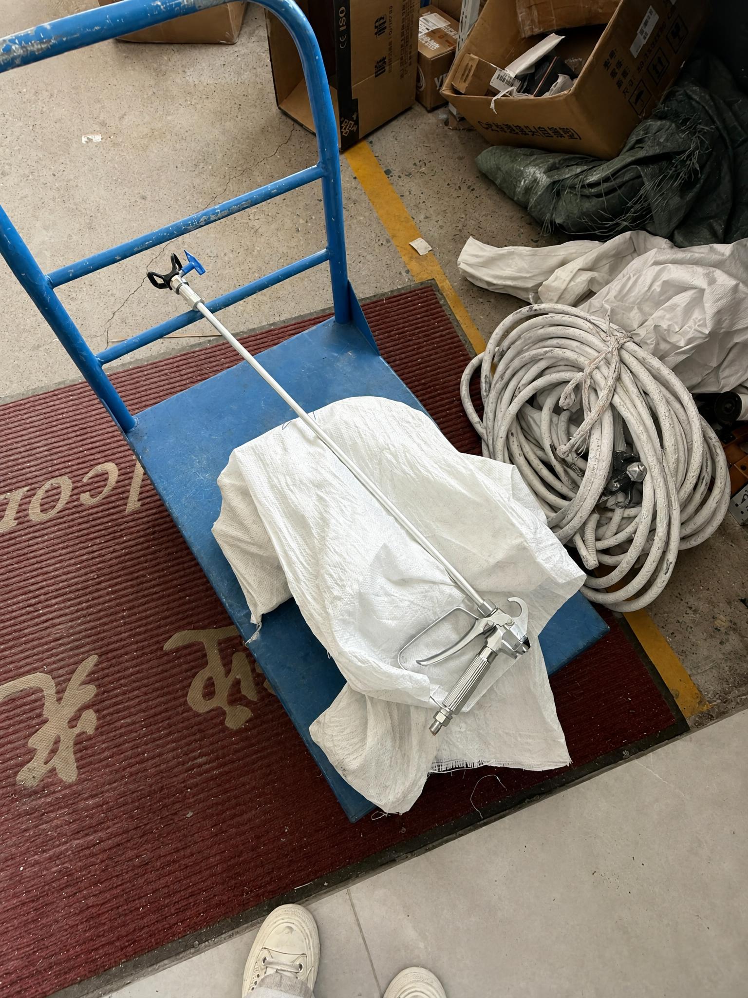 在图一小推车旁边的地面上放置图二中沾满白色涂料的高压软管，软管… - 图片创意预览