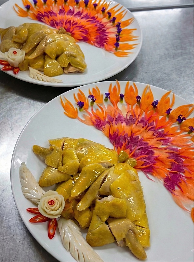 去掉图片里白色雕花旁的绿色葱类装饰，其余摆盘、鸡肉、雕花、红椒等内容保持不变，保留原有的画质和色泽效果