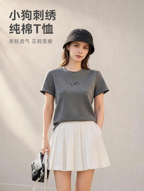 [主图-1] 小狗刺绣灰色女士短袖T恤正脸模特穿搭首图
[氛围风格] 高级松弛感，自然户外氛围感，日常休闲风格
[画质] 商业摄影质感、光线柔和通透、产品清晰真实、画面干净高级
[元素] 同一位模特，预览效果