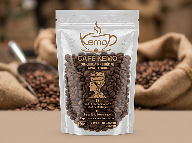 参考此图重新设计50g装Café Kemo咖啡简约透明包装袋，保留所有原有文字信息，要求为单色简约风格，整体设计和参考图雷同但不相同，进行大胆创新设计，保持透明袋子可以看到内部咖啡豆的效果