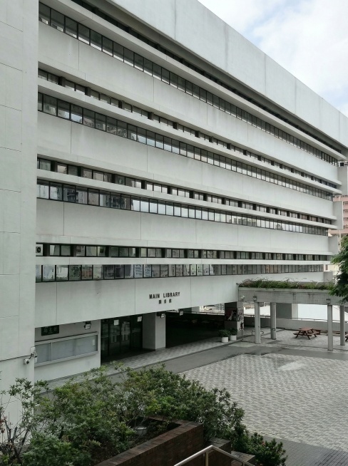 去除画面中的人物和最下方的文字，让图书馆建筑和“MAIN LIBRARY”英文更清晰，提升整体画质预览效果