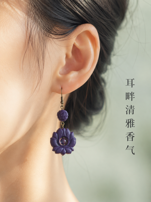 [第5屏] 佩戴特写-产品佩戴效果特写展示。
[氛围/风格] 优雅自然，突出佩戴美感，真实自然商业摄影。
[元素布局] 展示美女佩戴非遗紫色莲花耳环的耳部特写，仅展示从耳尖到下颌局部区域，不露出完整脸预览效果