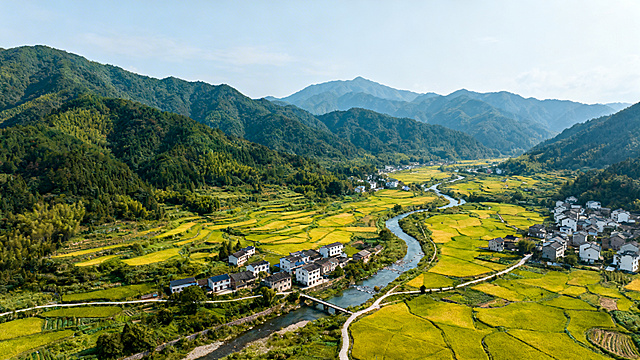 福建南平建阳的自然风光风景图，横向构图，展现建阳山水田园特色，清新自然，色彩明快，适合作为背景使用